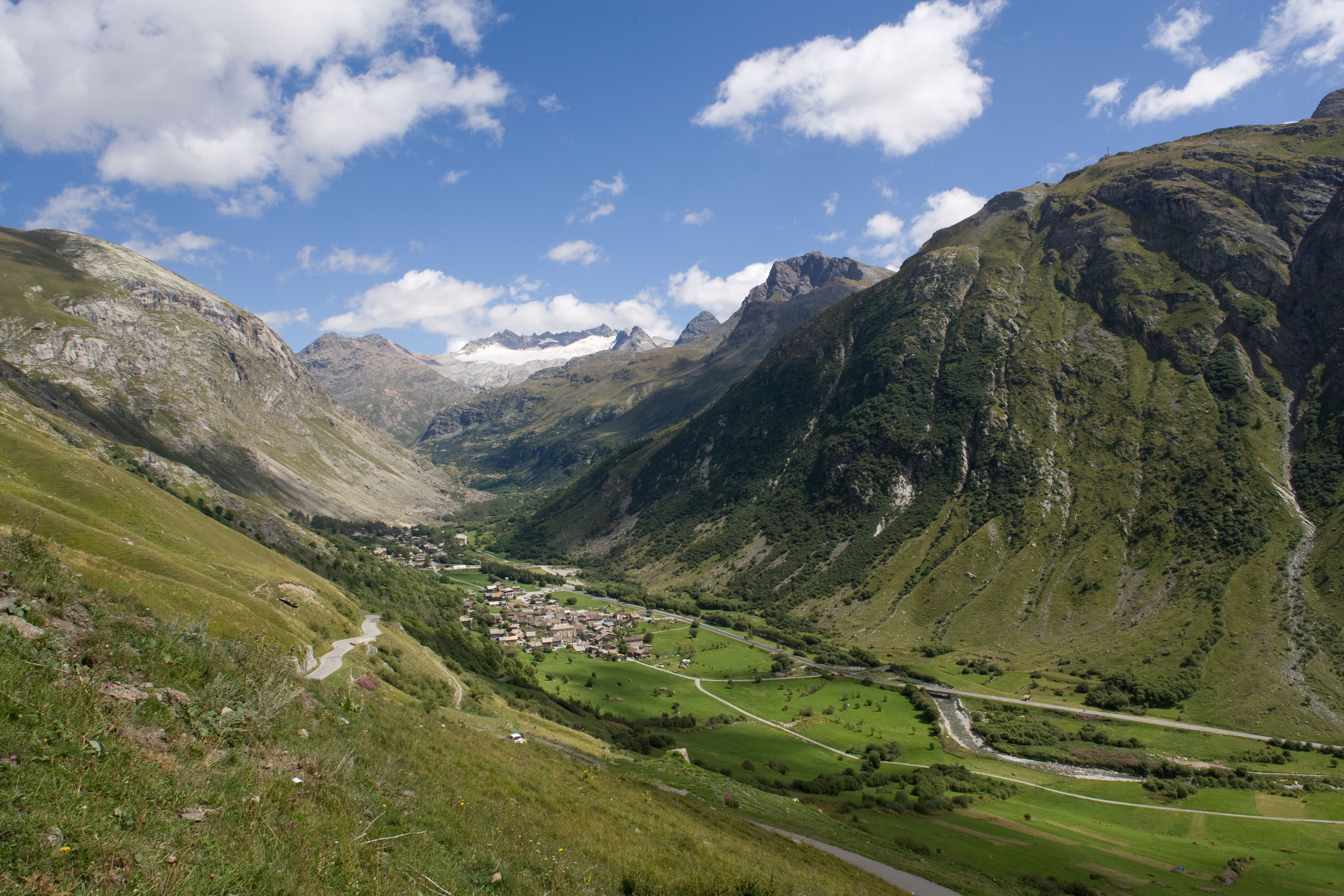 Vista di Bonneval-sur-Arc dal versante sud del Col de l'Iseran in Haute-Maurienne - Vanoise