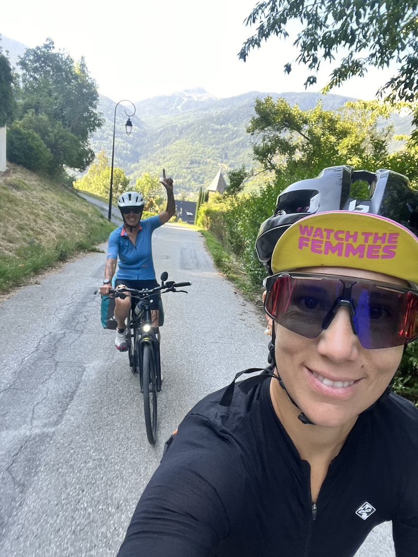 Marie Marchand-Arvier sur la Route des Grandes Alpes à vélo