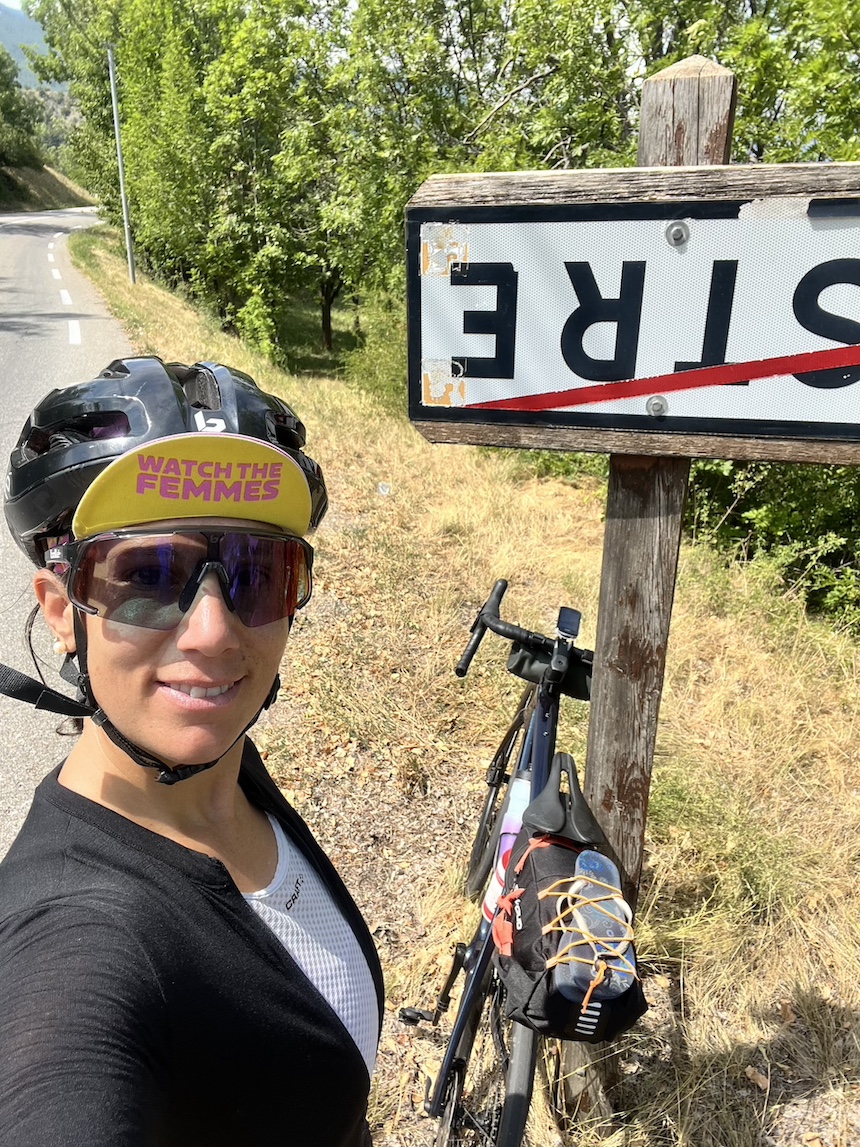 Marie Marchand-Arvier à vélo dans les Alpes