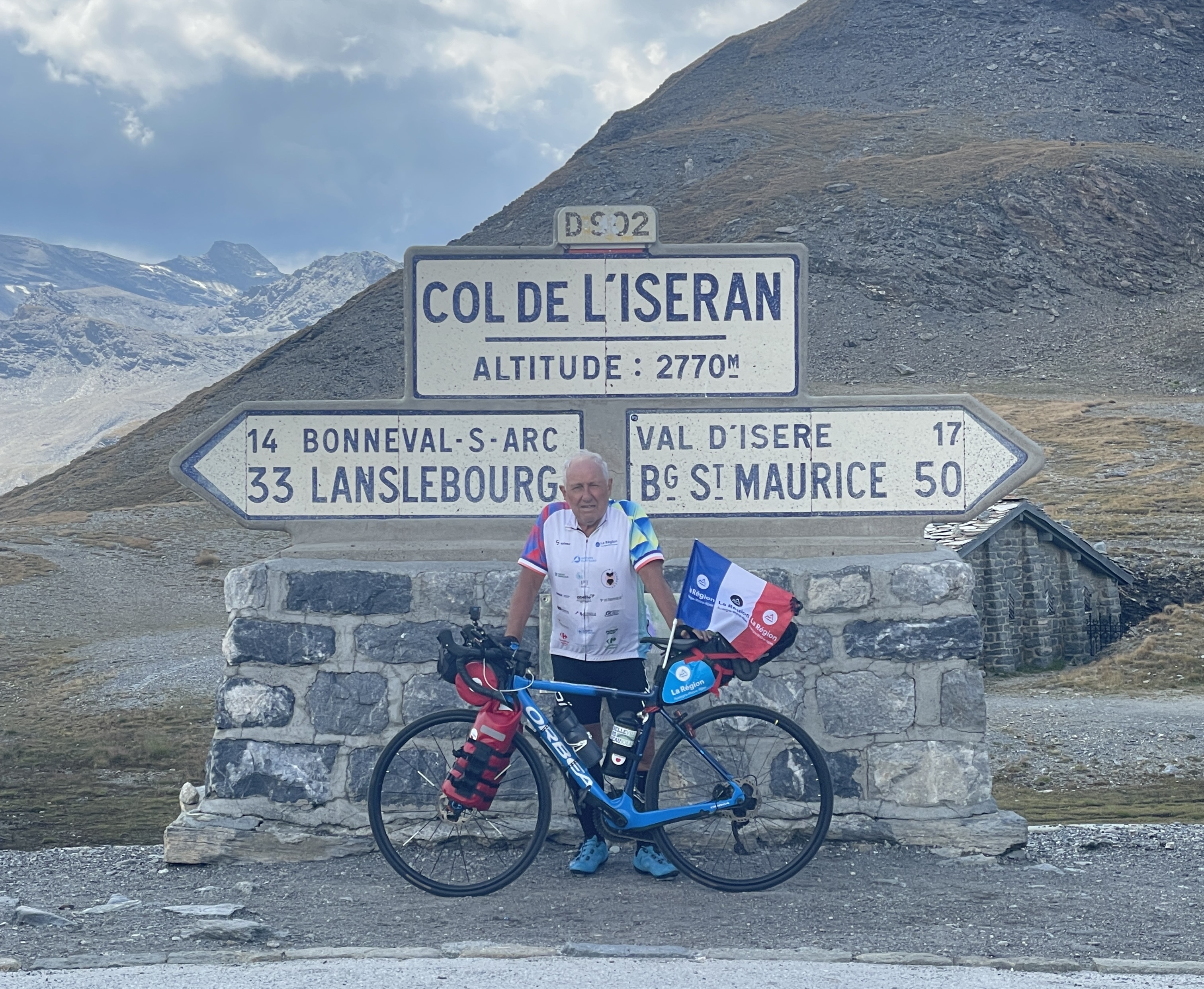 Papy Robert pendant son défi à vélo dans les Alpes