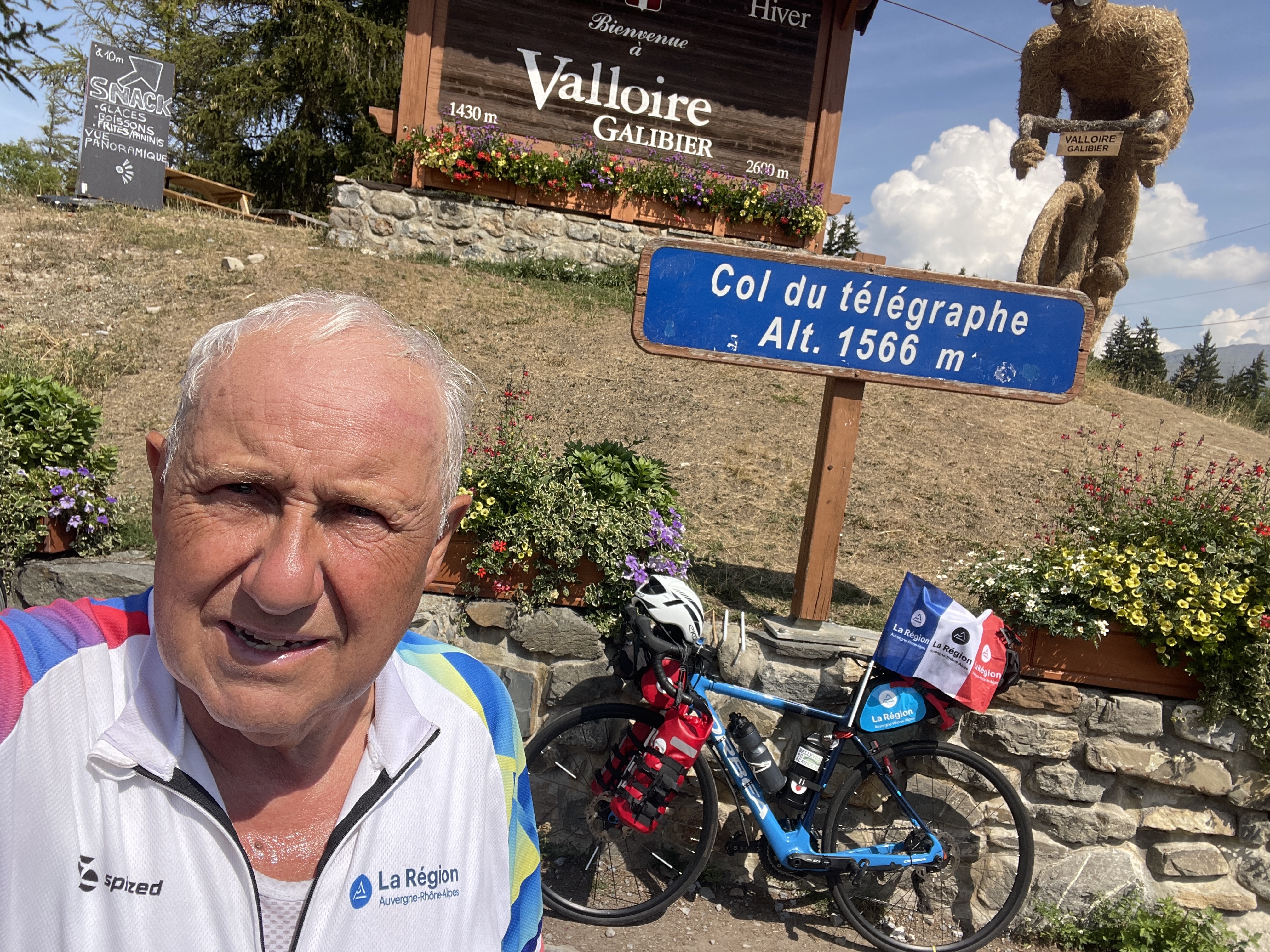 Papy Robert pendant son voyage à vélo pour Gabriel