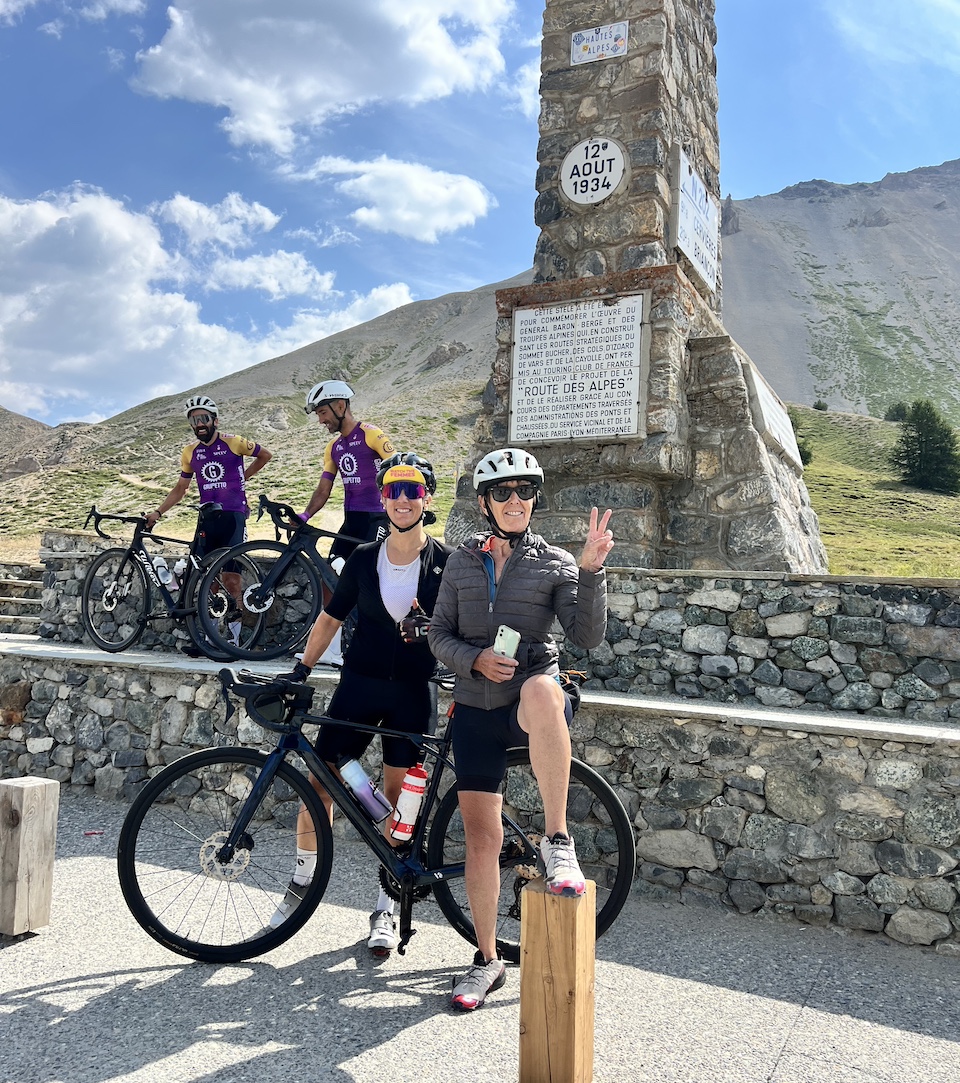 Pascale Chollet et son vélo électrique pendant sa traversée des Alpes