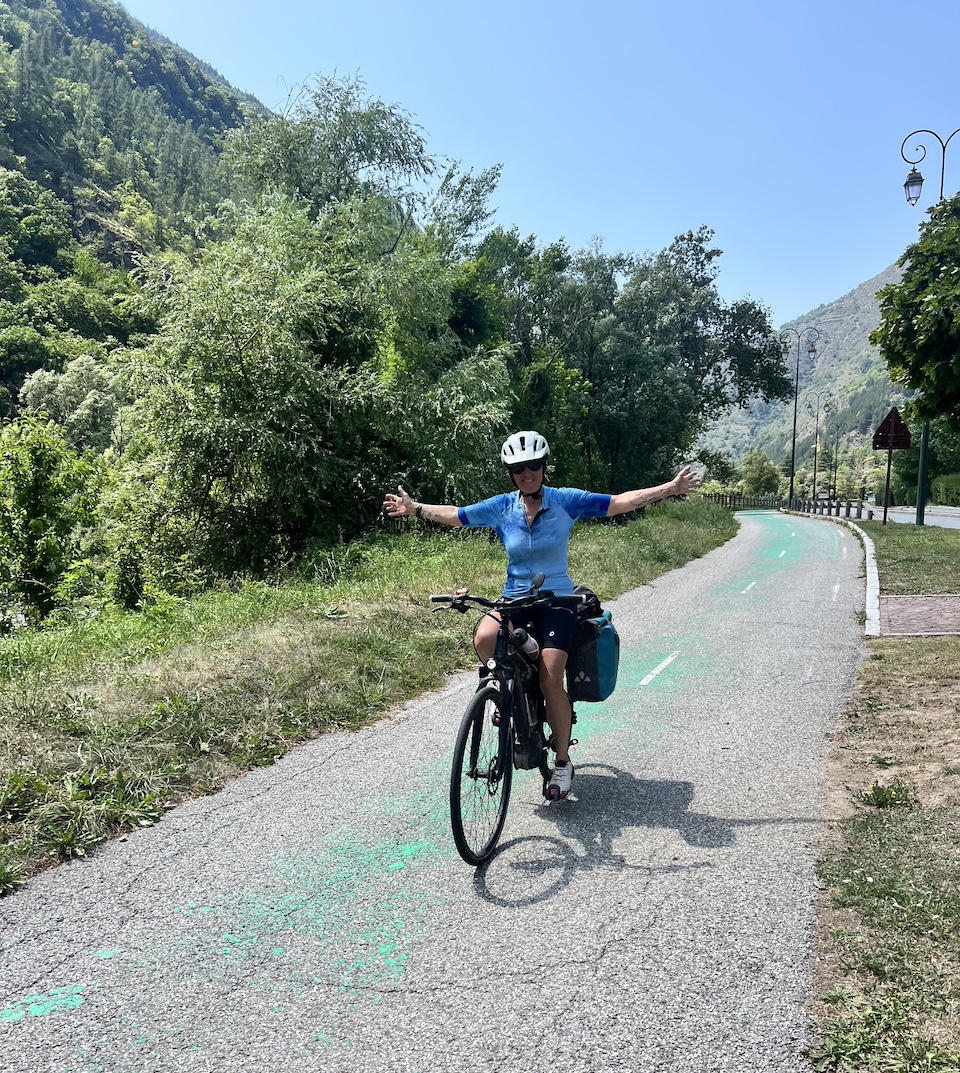 Pascale Chollet en voyage à vélo sur la Route des Grandes Alpes