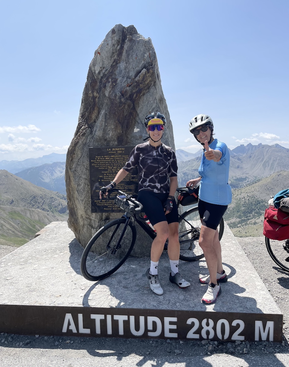 Pascale Chollet à vélo dans les Alpes