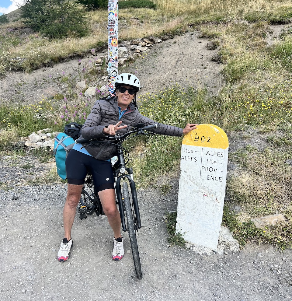 Pascale Chollet à vélo à Vars sur la Route des Grandes Alpes