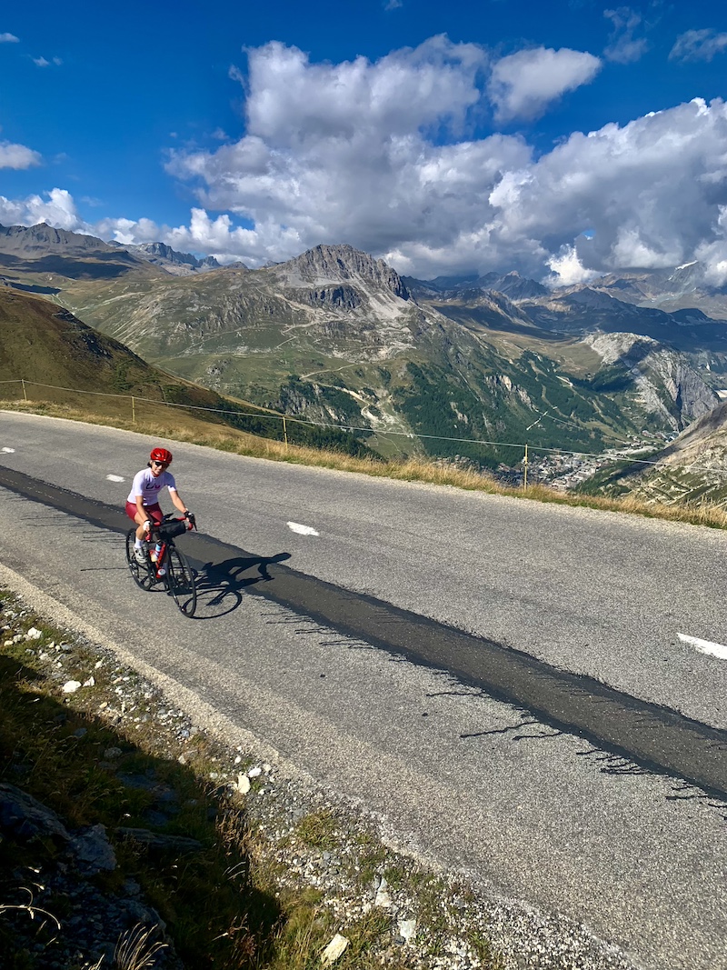 Mathilda Boissot en la Route des Grandes Alpes