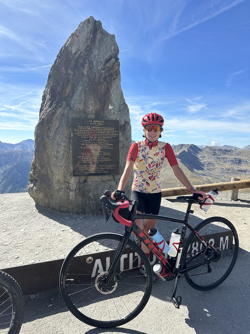 La bicicleta de Mathilda Boissot en la Route des Grandes Alpes