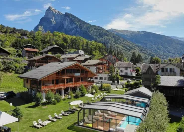 Vue sur le parc de 2000m² autour de l'hôtel