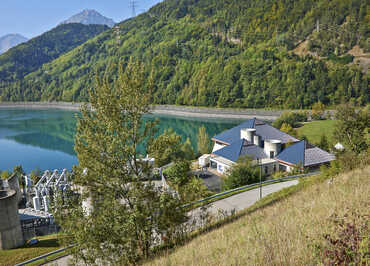 Au bord du lac d'Allemont, à côté de la centrale EDF de Grand'Maison