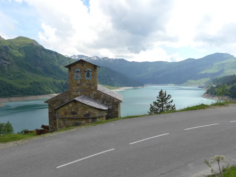 Chapelle et lac de Roselend
