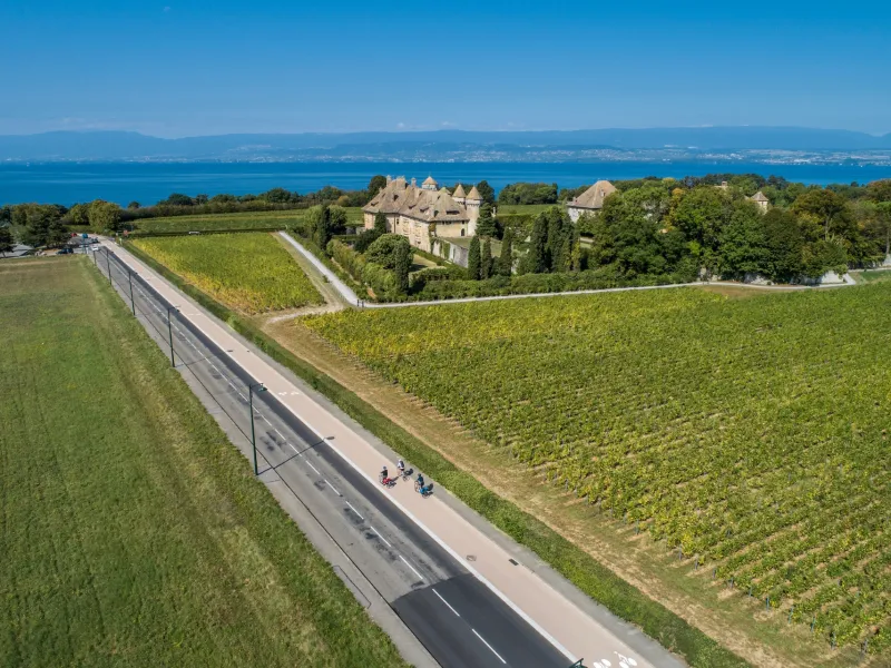 Cyclistes devant le château de Ripaille à Thonon-les-bains