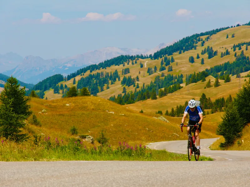 Cycliste dans le Col de Vars sur la RGA