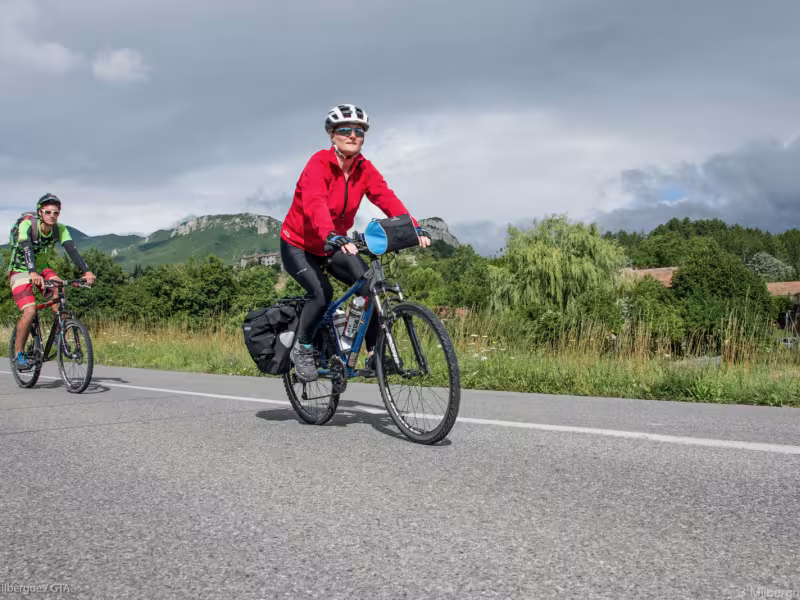 Couple a vélo sur les routes des Baronnies Provençales
