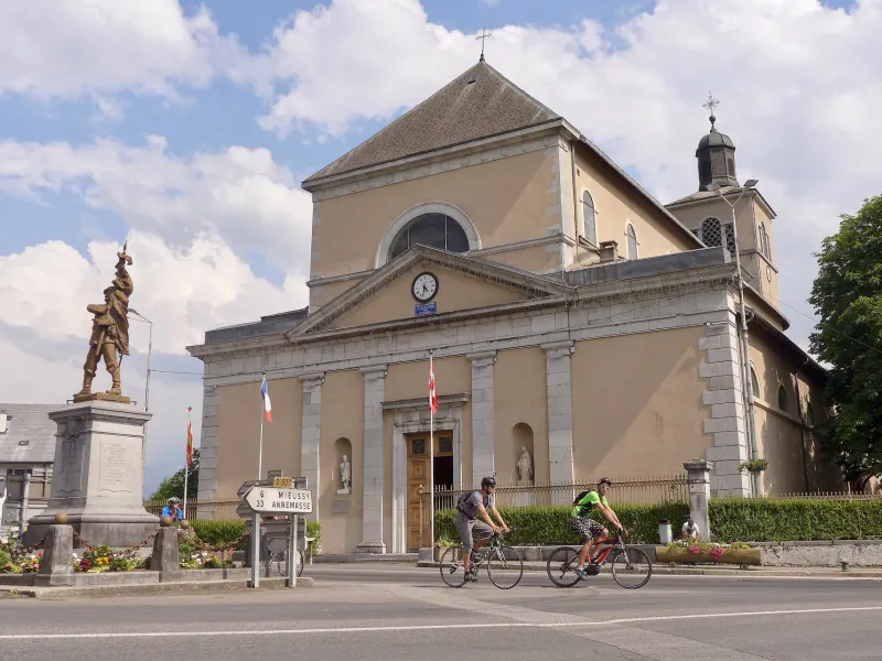 Cyclistes devant l'Église Saint-Jean-Baptiste de Taninges