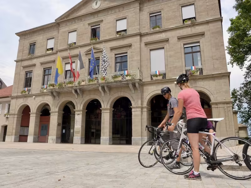 Départ de la Route des Grandes Alpes à vélo devant la mairie de Thonon-les-Bains