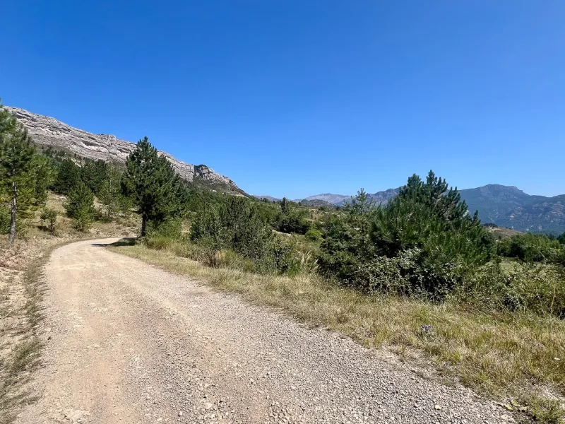 Ascension gravel dans le massif des Monges, entre Sisteron et Digne-les-Bains