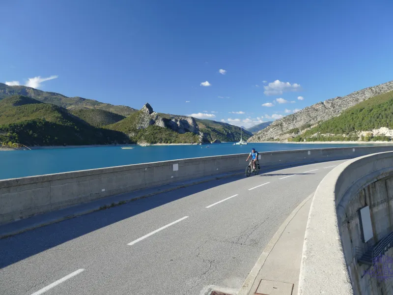 Sur le barrage de Castillon à vélo