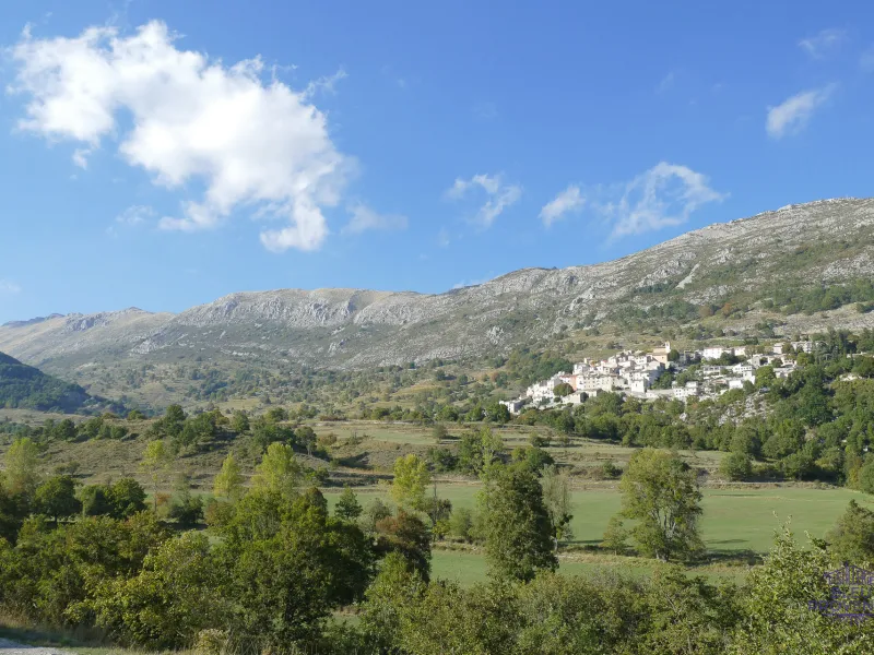 Village de Coursegoules sur le versant sud du Cheiron