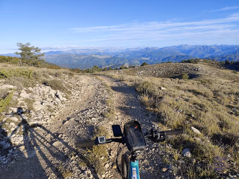 Vue sur le Mercantour depuis les plateaux des Préalpes d'Azur