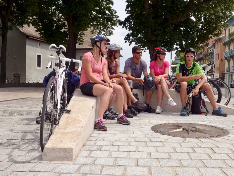 Groupe au départ de Route des Grandes Alpes à vélo