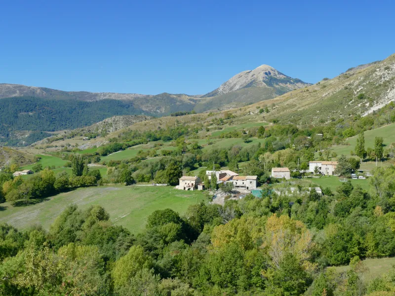 Hameau de la commune de Tartonne au pied du Cheval Blanc