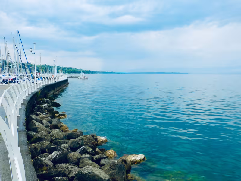 Jetée de Thonon-les-Bains au bord du lac Léman