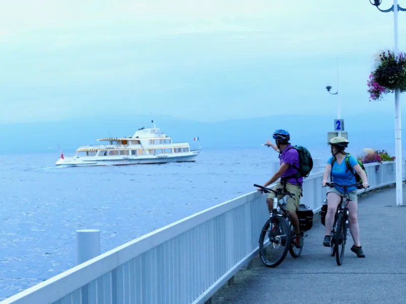 Départ d'un bateau sur le Léman au port de Thonon-les-Bains