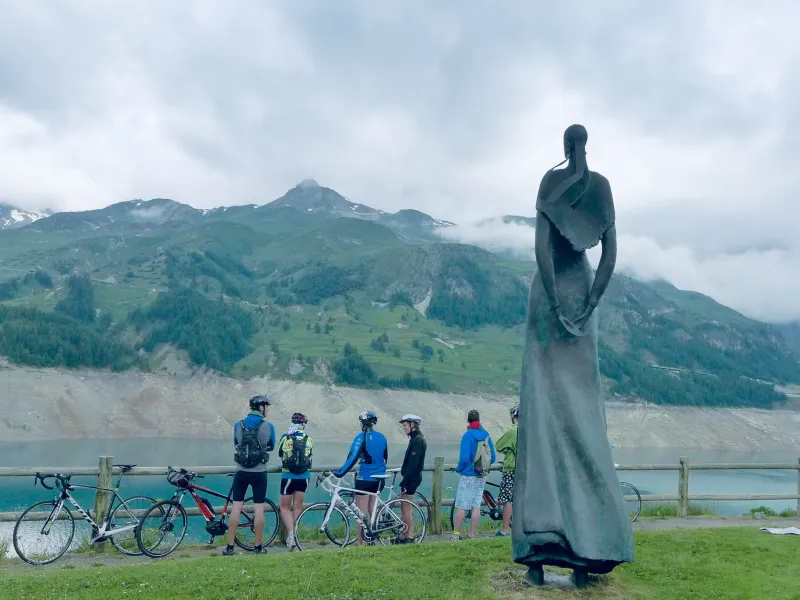 La Dame du lac veille sur le village englouti de Tignes