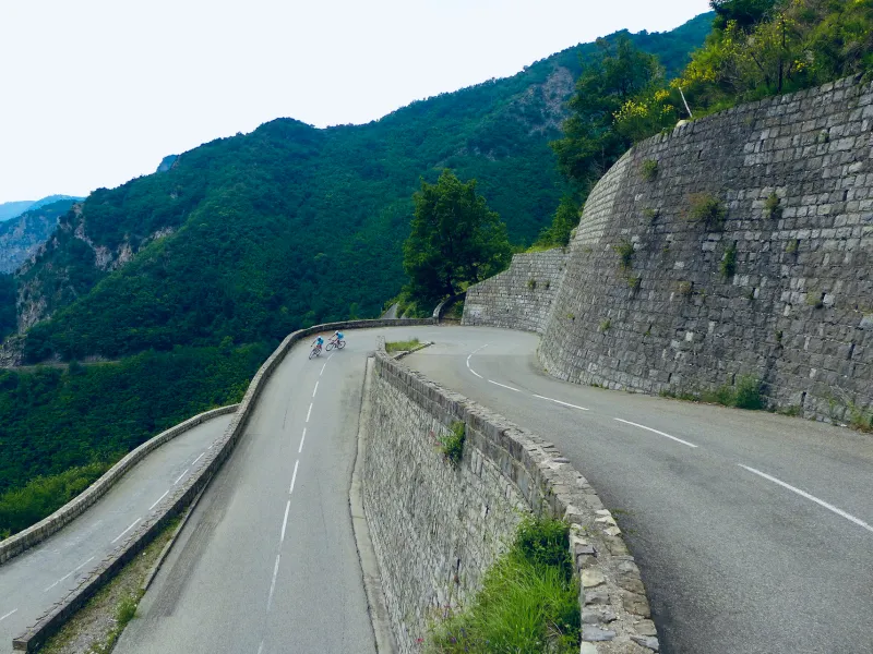 Lacets dans le versant sud du col de Turini proche de Moulinet