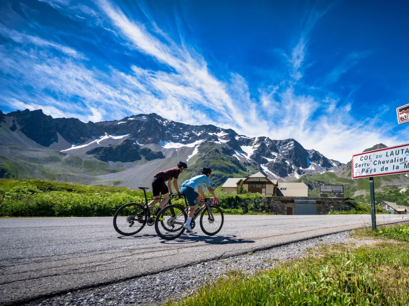 Cyclistes au col du Lautaret sur Route des Grandes Alpes®
