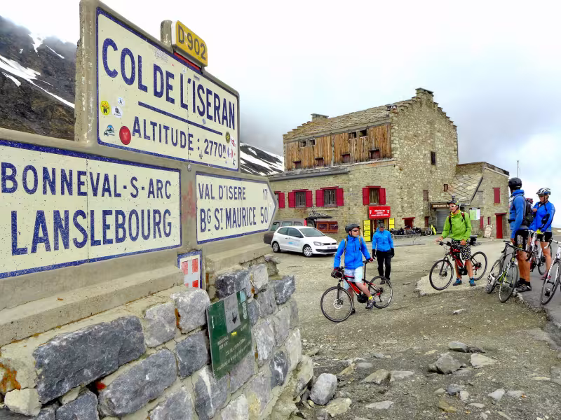 Arrivée en haut du Le Col de l'Iseran à vélo, le plus haut col d'Europe un Graal de cycliste