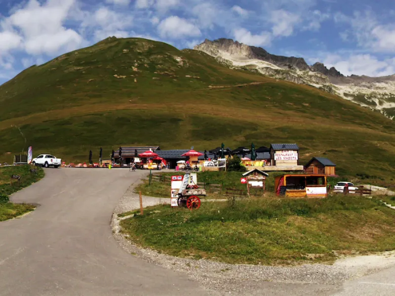 Le col de la Madeleine et ses commerces