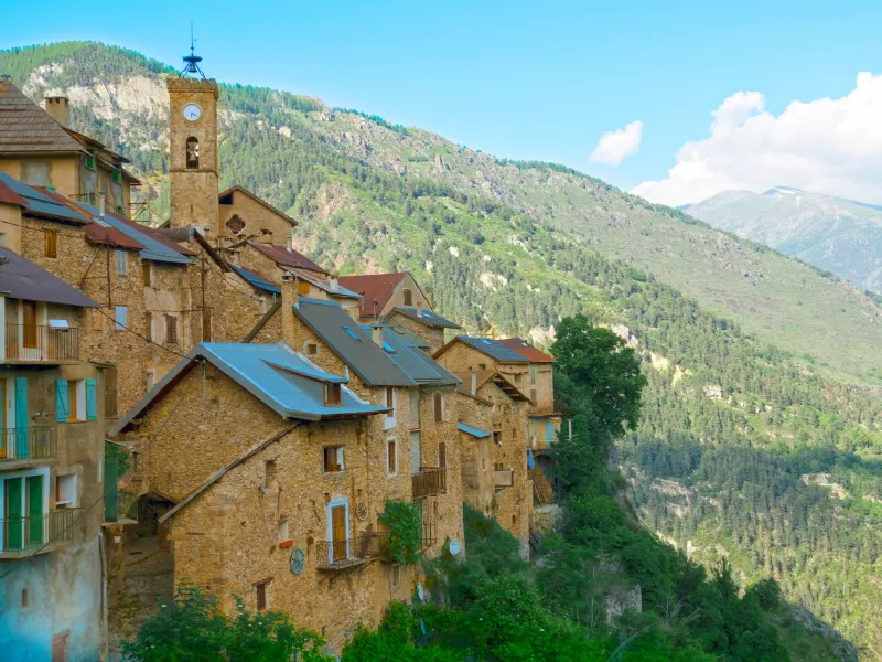 Roubion, perché au dessus de la vallée de la Tinée