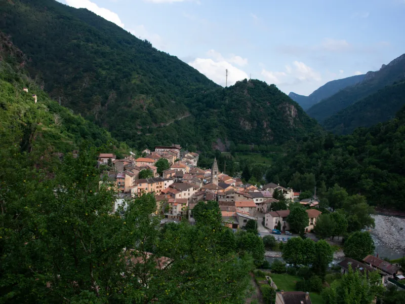 Saint-Sauveur-sur-Tinée entre les cols de la Couillole et de la Colmiane