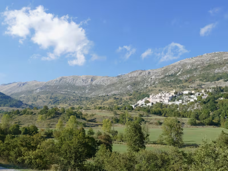 Village de Coursegoules sur le versant sud du Cheiron
