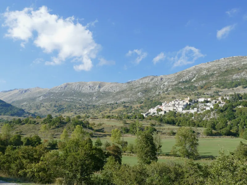 Village de Coursegoules sur le versant sud du Cheiron