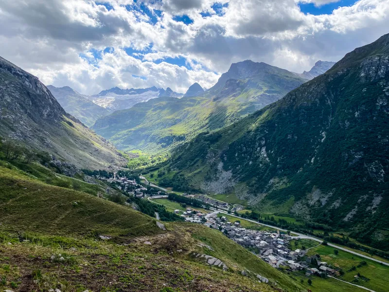Vue sur Bonneval-sur-Arc depuis le versant sud du col de l'Iseran en Haute-Maurienne - Vanoise