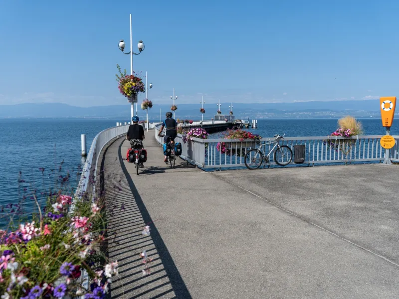 Cyclistes sur la jetée à Thonon-les-Bains