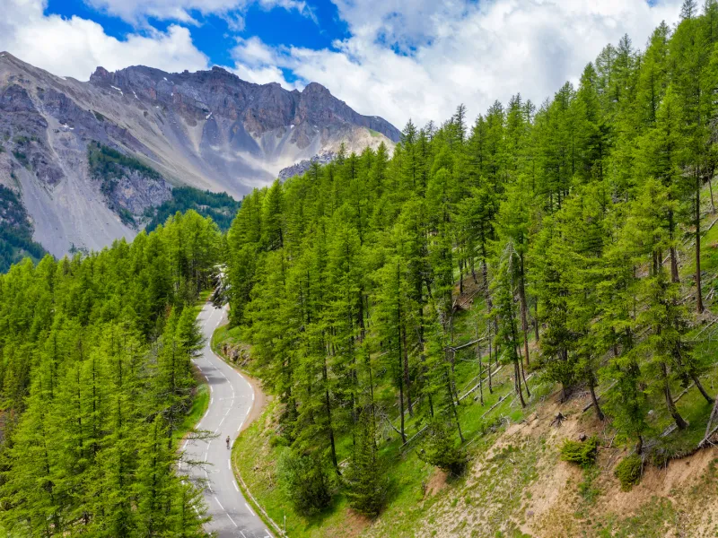 Premiers lacets du col d'Izoard au dessus de Cervières