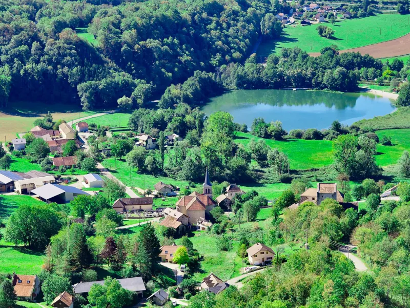 Saint-Jean-de-Chevelu et son lac
