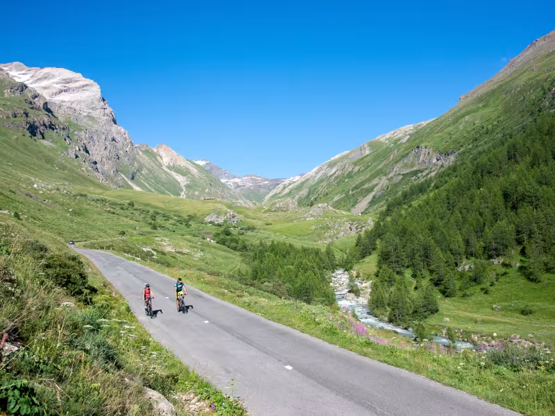 Le Pont Saint-Charles au pied des premiers lacets du col de l'Iseran