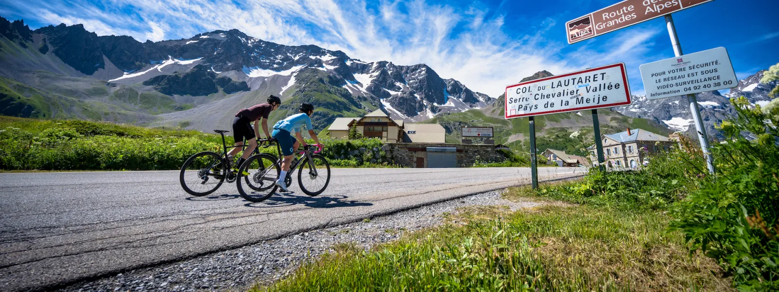 Cyclistes au col du Lautaret sur Route des Grandes Alpes®