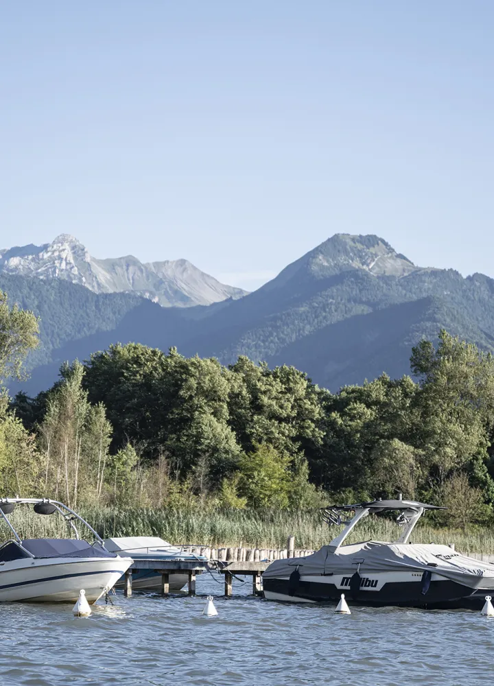 Bateaux sur le lac d'Annecy aux sources du lac