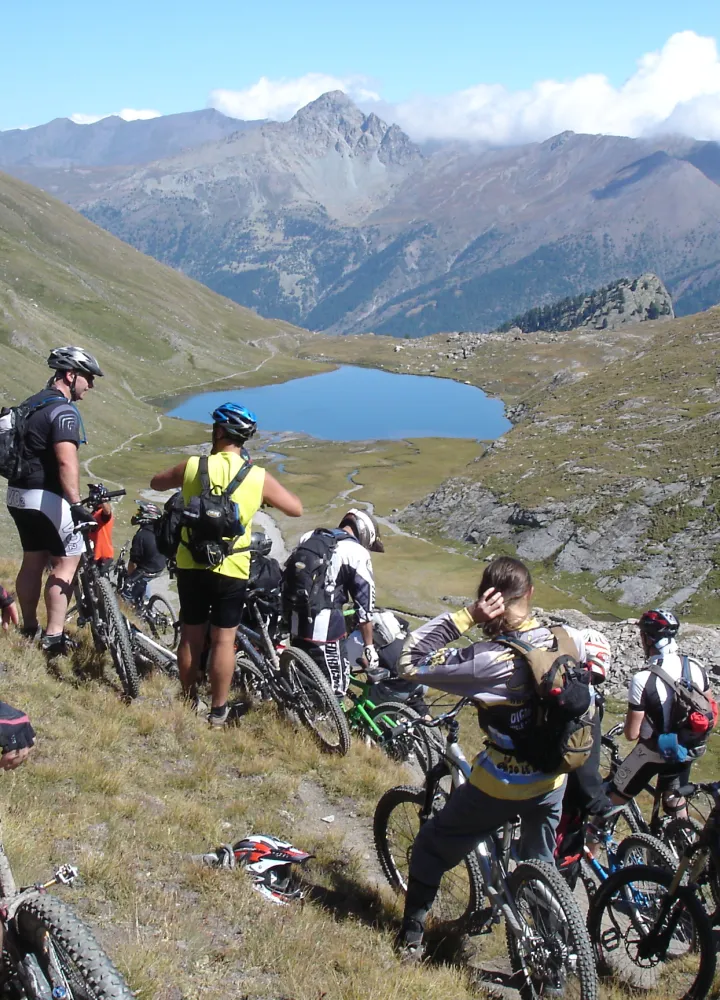 groupe de VTTistes dans le Queyras