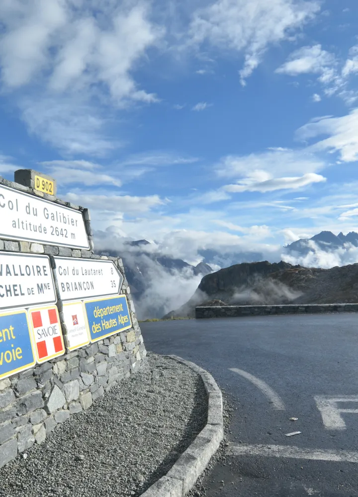 Au Sommet du Col du Galibier sur la Route des Grandes Alpes