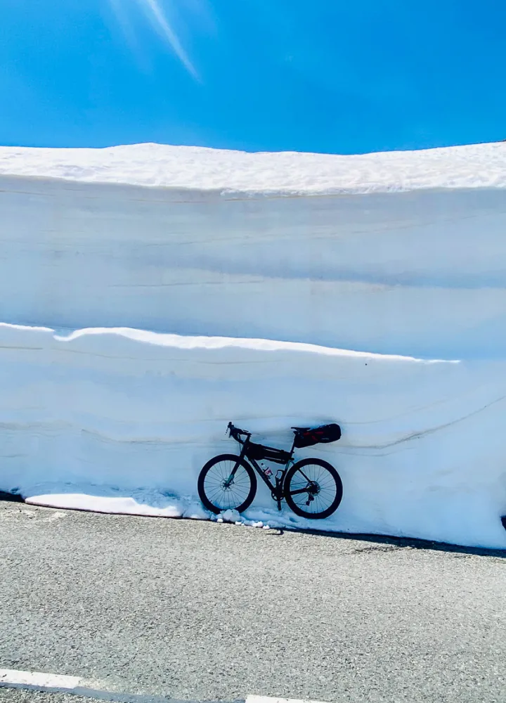 Vélo dans les congères de neige au col du Galibier