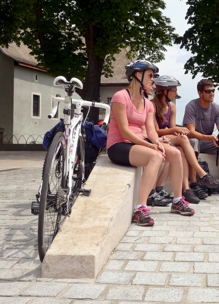 Groupe au départ de Route des Grandes Alpes à vélo