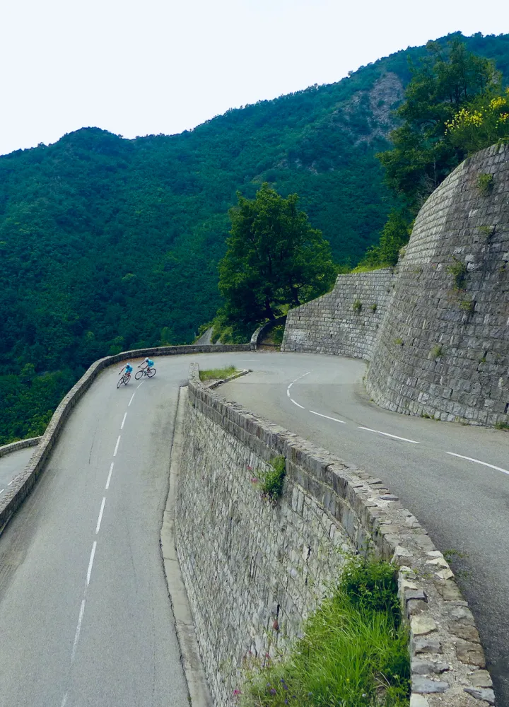 Lacets dans le versant sud du col de Turini proche de Moulinet
