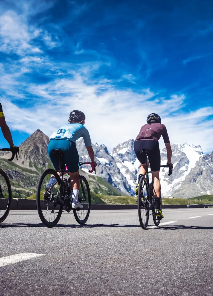 trois cyclistes en route sur Route des Grandes Alpes