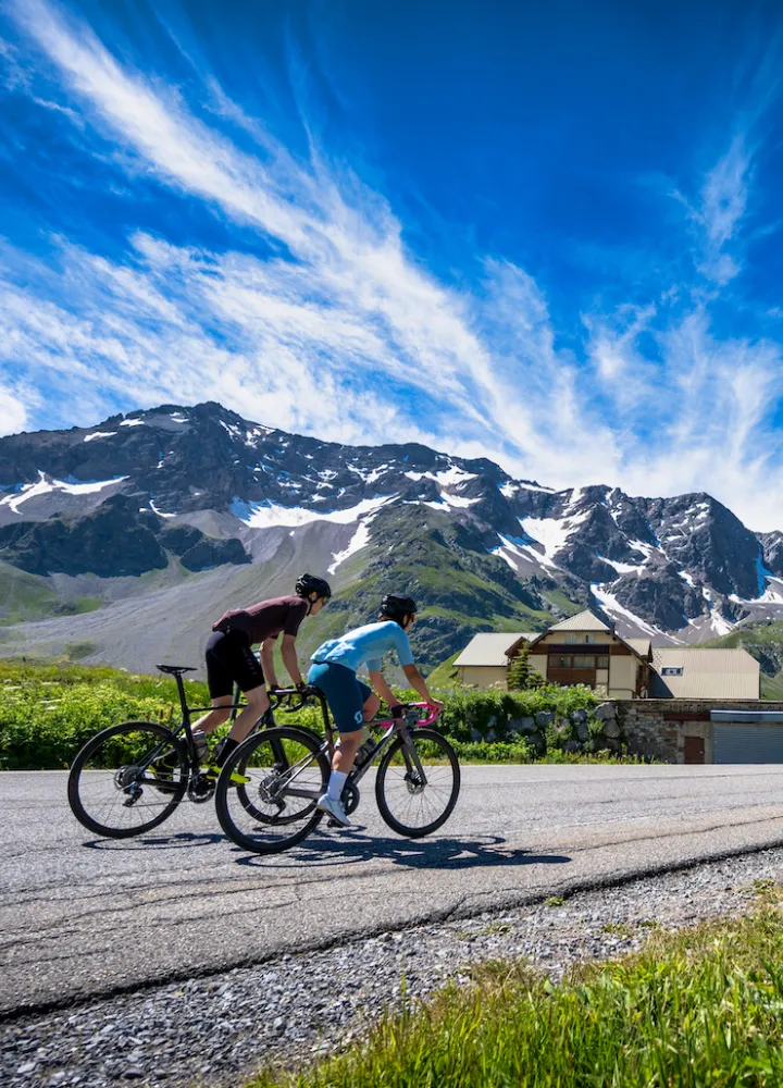 Cyclistes au col du Lautaret sur Route des Grandes Alpes®